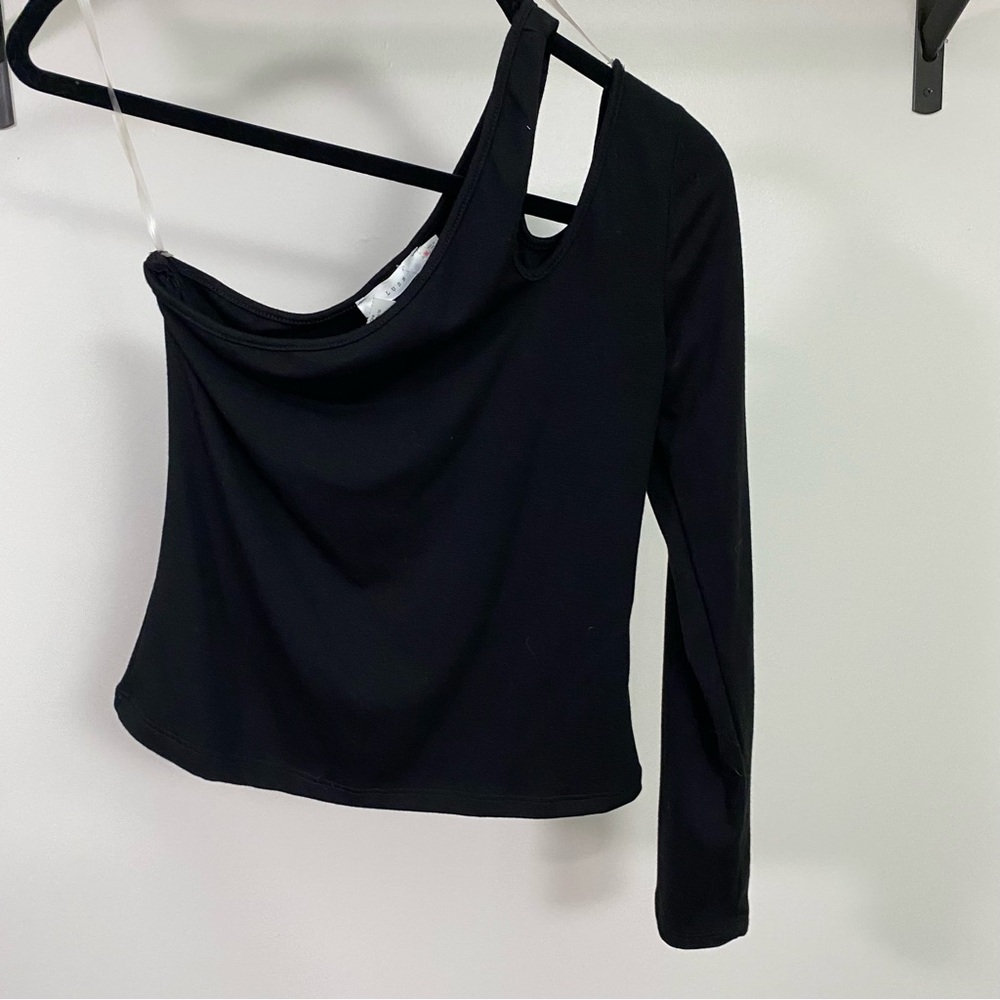 ⭐️ 2/$40 ⭐️ Black One Sleeve Cut Out Shoulder Top